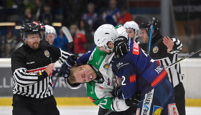 Falken-Verteidiger Benedikt Jiranek (rechts) spielt immer mit vollem körperlichen Einsatz. Falken-Verteidiger Benedikt Jiranek (rechts) spielt immer mit vollem körperlichen Einsatz.