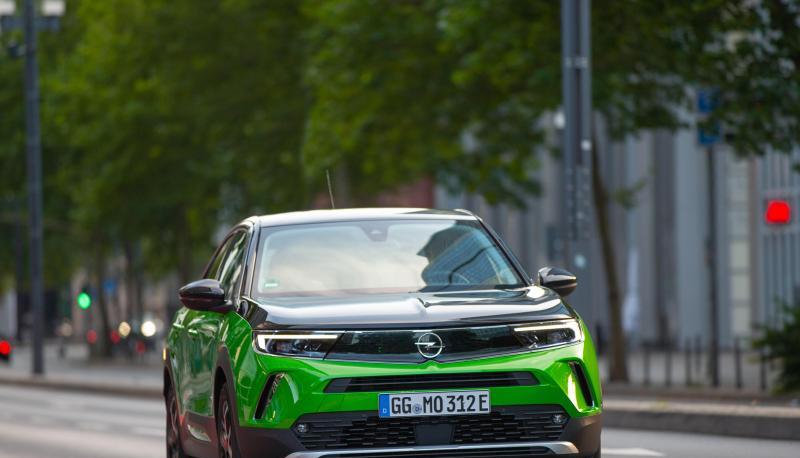 Der neue Opel Mokka hat nicht nur einen modernen Auftritt. Mit dem E-Motor steht auch eine zeitgemäße Antriebsvariante zur Auswahl. Der neue Opel Mokka hat nicht nur einen modernen Auftritt. Mit dem E-Motor steht auch eine zeitgemäße Antriebsvariante zur Auswahl.