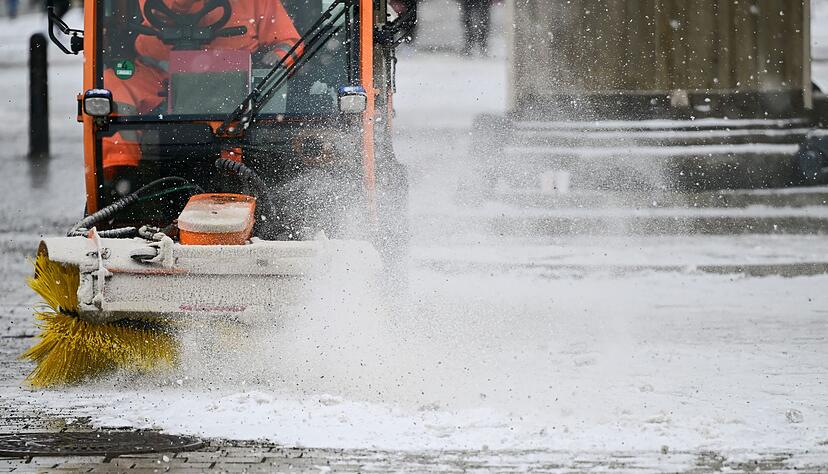 Die Stra&szlig;en k&ouml;nnen wegen Schnee und Frost glatt werden.
