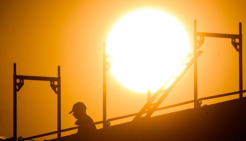 Gl&uuml;hende Hitze kann gerade bei der Arbeit im Freien gesundheitsgef&auml;hrdend werden.