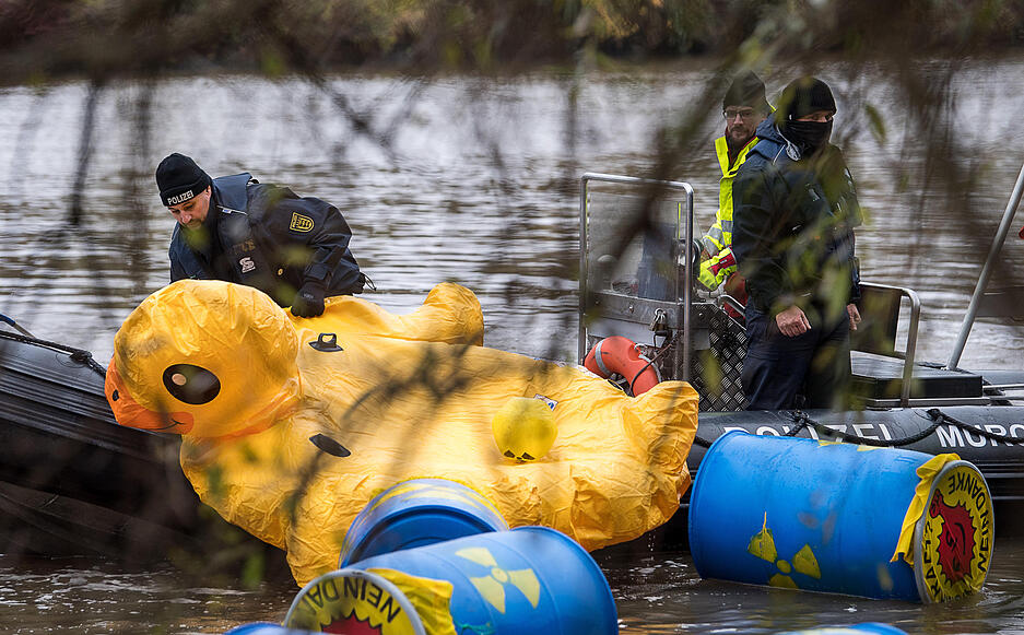 Vierter Castor-Transport auf dem Neckar Vierter Castor-Transport auf dem Neckar