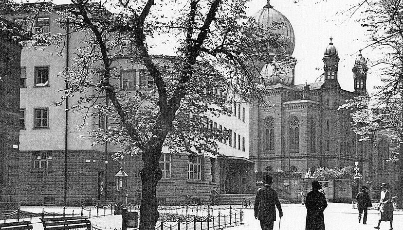 Direkt neben dem Postgebäude an der Allee stand die Heilbronner Synagoge. 1938 wurde sie in Brand gesteckt, 1940 abgerissen.
Foto: Stadtarchiv Heilbronn Direkt neben dem Postgebäude an der Allee stand die Heilbronner Synagoge. 1938 wurde sie in Brand gesteckt, 1940 abgerissen.
Foto: Stadtarchiv Heilbronn