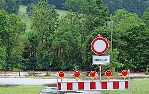 Am Nagelsberger Sportgelände zieht sich das Wasser am Montag zurück. Am Nagelsberger Sportgelände zieht sich das Wasser am Montag zurück.