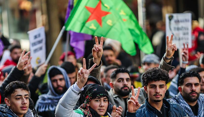 Die Polizei geht von rund 2.000 Teilnehmern aus.