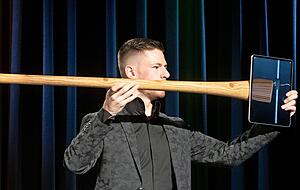 Ein digitaler Zauberer sorgte beim Fest des Sports f&uuml;r Unterhaltung. Andreas Axmann und sein iPad sind durch magisches K&ouml;nnen verbunden.