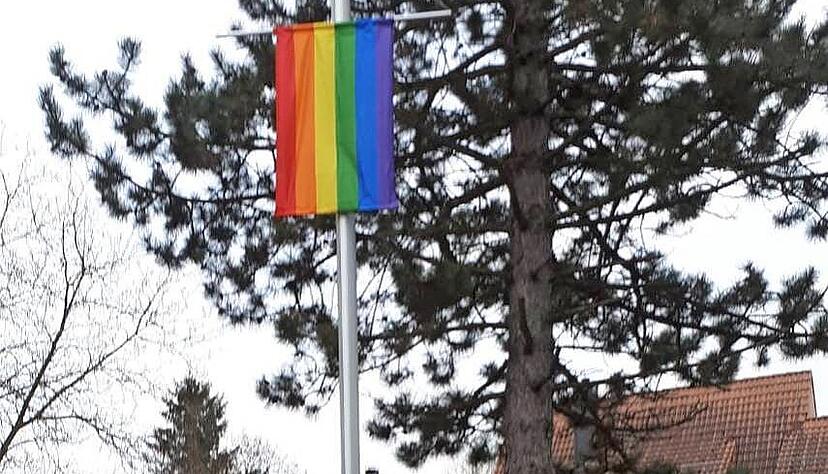 Kira Beer und Leonie Klier haben zusammen die Regenbogenfahne vor der katholischen Kirche in Pfedelbach gehisst und eine Botschaft geschrieben.
Foto: privat Kira Beer und Leonie Klier haben zusammen die Regenbogenfahne vor der katholischen Kirche in Pfedelbach gehisst und eine Botschaft geschrieben.
Foto: privat