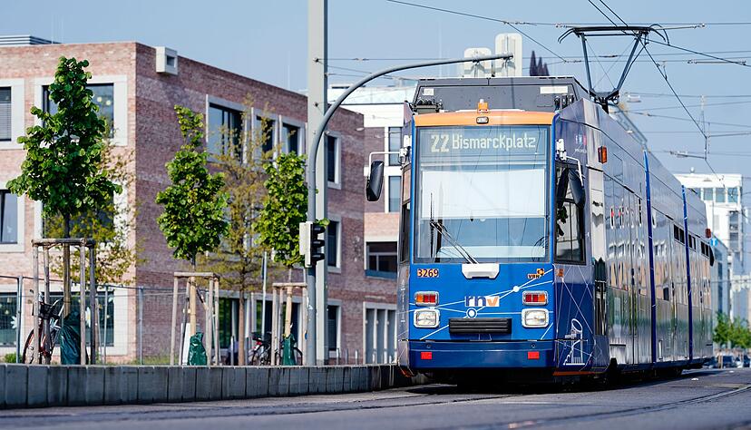 Bei einem Unfall an einer Straßenbahnhaltestelle wurde ein Mann lebensgefährlich verletzt. (Symbolbild) Bei einem Unfall an einer Straßenbahnhaltestelle wurde ein Mann lebensgefährlich verletzt. (Symbolbild)