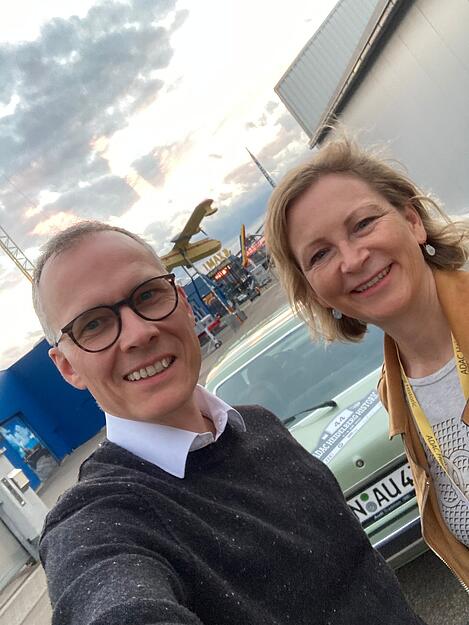 Ulla Wiesentheit und Christian Gleichauf drehen am Vorabend eine erste Runde mit dem Audi 100 Typ 43. Ulla Wiesentheit und Christian Gleichauf drehen am Vorabend eine erste Runde mit dem Audi 100 Typ 43.