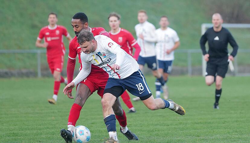 Die SG Sindringen/Ernsbach mit Markus Herkert (vorne) ist auf Rang drei in die Winzerpause gegangen, &Ouml;hringen und Samuel Helming als Zweiter.