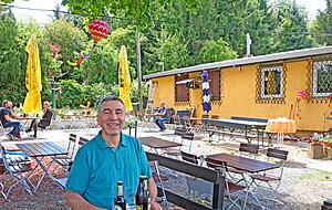 Biergarten-Idylle in einer Schrebergartenkolonie gibt's in der Hühnerfarm. Biergarten-Idylle in einer Schrebergartenkolonie gibt's in der Hühnerfarm.