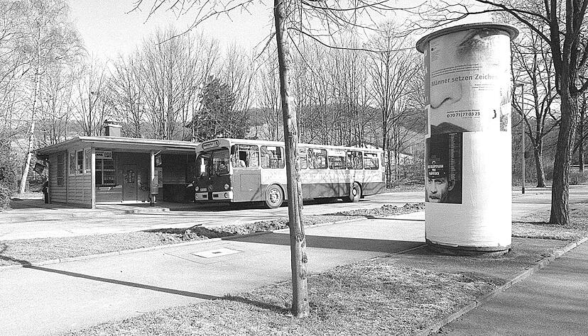 Einst für die Straßenbahn erbaut, hatte der Kiosk eine Hochzeit in den 1960er Jahren als Bushaltestelle. Zuletzt gab er nur noch ein jämmerliches Bild ab.