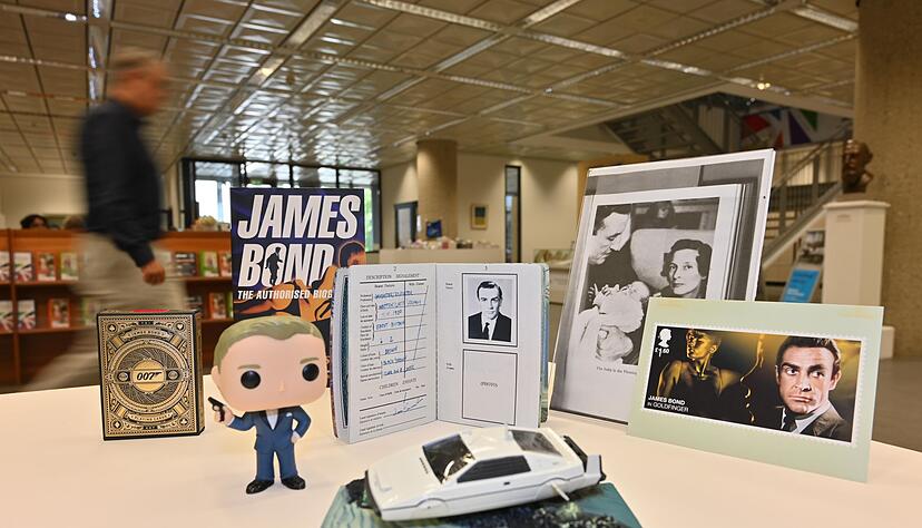 Im Stadtarchiv sind Exponate der Ausstellung &laquo;Liebesgr&uuml;&szlig;e aus Wattenscheid&raquo; zu sehen - dazu z&auml;hlt auch ein Replikat des Ausweises von James Bond, welches den Wattenscheider Geburtsort des Geheimagenten bescheinigt.