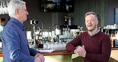 „Was mich überrascht hat, wie gut dieses Ensemble Komödie kann.“ Schauspieler Roland Riebeling inszeniert am Heilbronner Theater und ist Gast beim Stimme-Live-Talk „Ohne Ausrede“ mit Chefredakteur Uwe Ralf Heer. „Was mich überrascht hat, wie gut dieses Ensemble Komödie kann.“ Schauspieler Roland Riebeling inszeniert am Heilbronner Theater und ist Gast beim Stimme-Live-Talk „Ohne Ausrede“ mit Chefredakteur Uwe Ralf Heer.