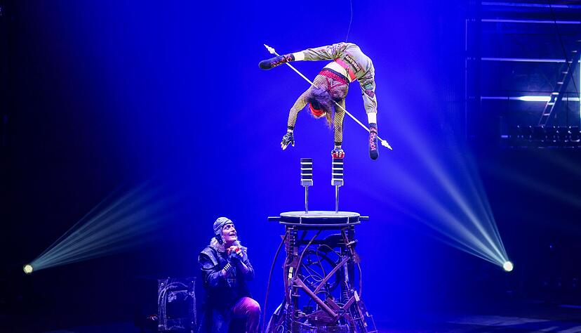 Bei ihrer Darbietung balanciert Silke Pan auf Handstandst&uuml;tzen - und steigt mit den Kl&ouml;tzen immer weiter in die H&ouml;he.