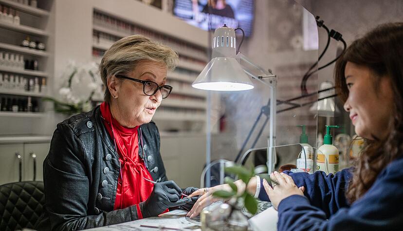 Nageldesignerin Terri Malon verhilft ihren Kundinnen und Kunden nicht nur kurzfristig zu schönen Nägeln. Sie berät auch, wie die Hände dauerhaft gepflegt bleiben. Nageldesignerin Terri Malon verhilft ihren Kundinnen und Kunden nicht nur kurzfristig zu schönen Nägeln. Sie berät auch, wie die Hände dauerhaft gepflegt bleiben.