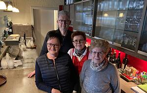 Die Talschenke in Eppingen ist ein Familienbetrieb: Karin Müller, Uwe Müller, Martina Wickenhäuer und Irmgard Müller (von links) halten Metzgerei und Restaurant am Laufen. Die Talschenke in Eppingen ist ein Familienbetrieb: Karin Müller, Uwe Müller, Martina Wickenhäuer und Irmgard Müller (von links) halten Metzgerei und Restaurant am Laufen.