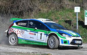 Titelverteidiger Kai Otterbach und sein Co-Pilot Nico Otterbach verloren auf der zweiten Wertungsprüfung viel Zeit. Doch schon auf der ersten Rundkurs-WP hatte der Ford Fiesta S2000 der Brüder am Rechten Heck Schaden genommen, wie auf den Bildern vom ersten (links) und zweiten (rechts) Rundkurs-Durchgang zu erkennen ist. Titelverteidiger Kai Otterbach und sein Co-Pilot Nico Otterbach verloren auf der zweiten Wertungsprüfung viel Zeit. Doch schon auf der ersten Rundkurs-WP hatte der Ford Fiesta S2000 der Brüder am Rechten Heck Schaden genommen, wie auf den Bildern vom ersten (links) und zweiten (rechts) Rundkurs-Durchgang zu erkennen ist.