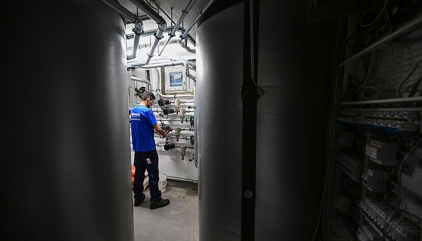 Gesetzliche Pr&uuml;fpflicht f&uuml;r Mehrfamilienh&auml;user: Eigent&uuml;mer von Geb&auml;uden mit sechs oder mehr Wohnungen m&uuml;ssen ihre Heizungsanlagen gem&auml;&szlig; GEG &uuml;berpr&uuml;fen lassen.