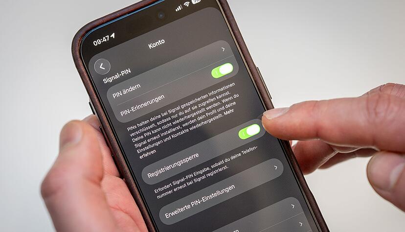 Verhindert die &Uuml;bernahme des Kontos auf einem fremden Ger&auml;t: die Registrierungssperre. Sie l&auml;sst sich bei Signal mit einem Wischer aktivieren.
