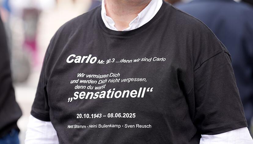 &laquo;Du warst sensationell&raquo;, steht auf dem Shirt eines Trauergastes
