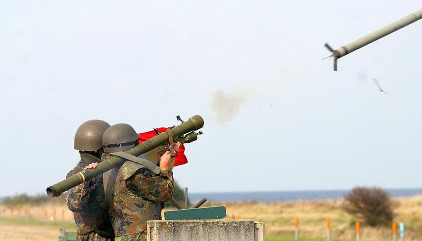 Bundeswehr-Reservisten üben mit der Luftabwehrrakete «Strela». In der Ukraine sind weitere Waffen aus Deutschland eingetroffen.