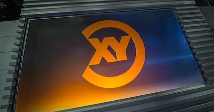 Eine Projektion des Logos der Sendung «Aktenzeichen XY ...ungelöst» ist zu sehen.