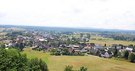 Ein Blick auf Neuhütten vom Steinknickle-Turm: "Newe Hütte" wurde 1568 erstmals als Glashütte bei Maienfels erwähnt.
Fotos: Sabine Friedrich Ein Blick auf Neuhütten vom Steinknickle-Turm: "Newe Hütte" wurde 1568 erstmals als Glashütte bei Maienfels erwähnt.
Fotos: Sabine Friedrich