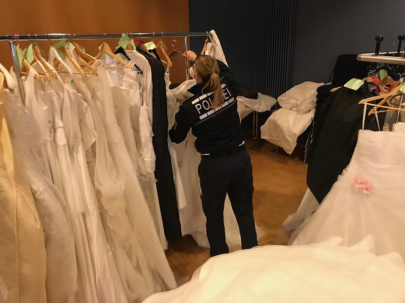 Polizei beschlagnahmt Brautkleider