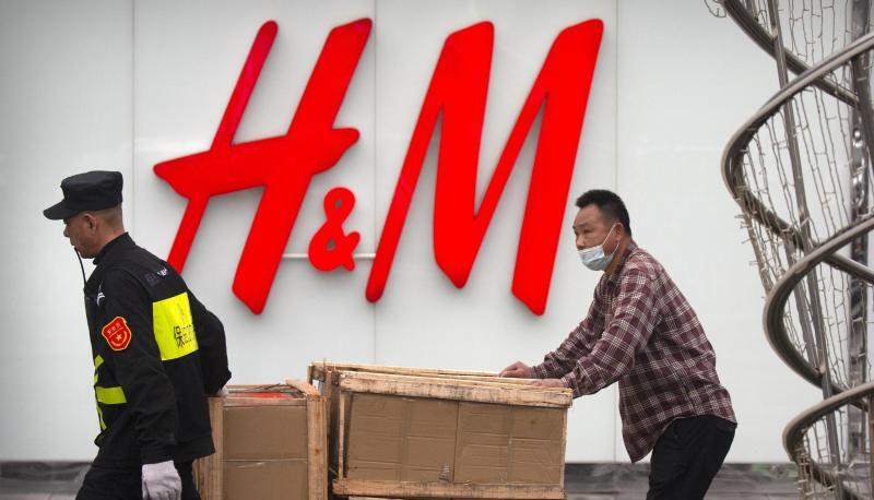 Nach der Verh&auml;ngung von EU-Sanktionen gegen China sind die schwedische Modekette und andere ausl&auml;ndische Unternehmen von der chinesischen Regierung unter Beschuss geraten.