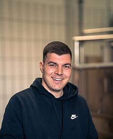 Florian Mai ist Winzer in fünfter Generation. Das Weingut der Familie liegt in Unterheimbach, ein Teilort der Gemeinde Bretzfeld. Florian Mai ist Winzer in fünfter Generation. Das Weingut der Familie liegt in Unterheimbach, ein Teilort der Gemeinde Bretzfeld.
