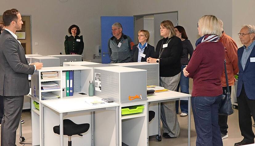 Die Teilnehmer der Tagung bekommen eine Führung durch die Freie Schule Anne Sophie. Sekundarstufen-Leiter David Küpper (links) informiert hier über das Lernatelier, in dem Schüler und Lehrer ihre Plätze zur stillen Arbeit haben. Die Teilnehmer der Tagung bekommen eine Führung durch die Freie Schule Anne Sophie. Sekundarstufen-Leiter David Küpper (links) informiert hier über das Lernatelier, in dem Schüler und Lehrer ihre Plätze zur stillen Arbeit haben.