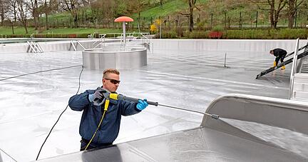 Ran an den Edelstahl! Bademeister Ronny Pätsch säubert das Weinsberger Nichtschwimmerbecken mit dem Hochdruckreiniger. Derzeit werden überall die Freibäder auf Vordermann gebracht. 
Foto: Mario Berger