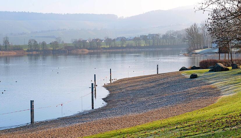 Der Wasserpegel wird bald 221,50 Meter über Normalnull erreicht haben, so dass laut Gemeingebrauchs-Verordnung Baden wieder zugelassen ist. Der Wasserpegel wird bald 221,50 Meter über Normalnull erreicht haben, so dass laut Gemeingebrauchs-Verordnung Baden wieder zugelassen ist.