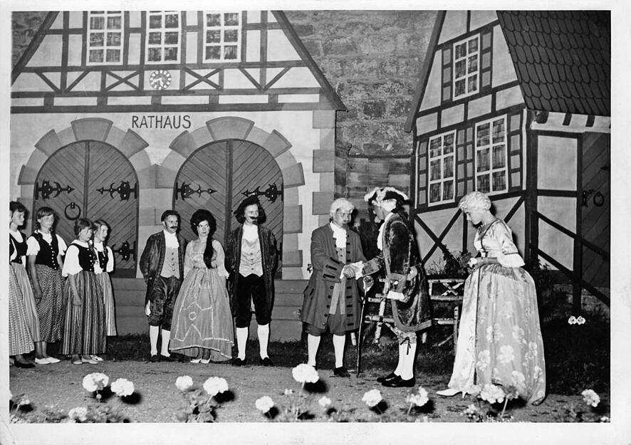 1960 eröffnet die Neuenstadter Laienspielschar die Freilichtsaison mit dem Heimatstück "Die Orgelmacher".