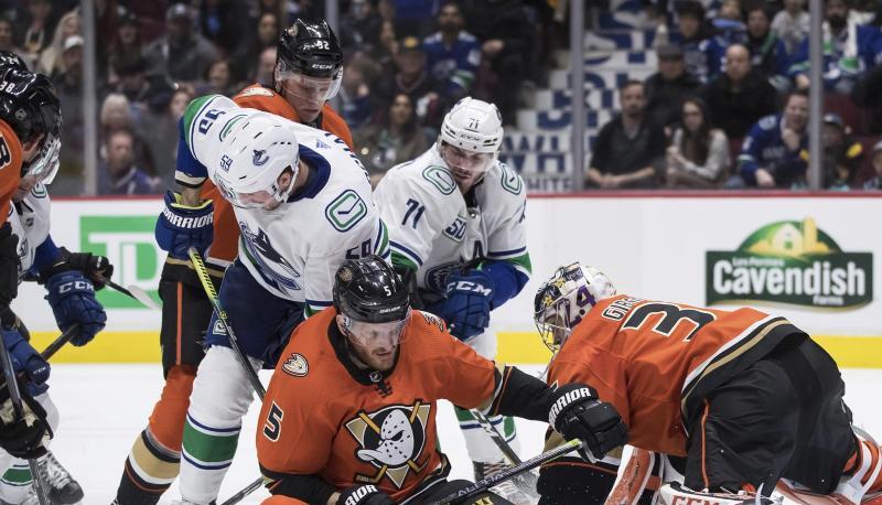 Korbinian Holzer (M) wechselt von den Anaheim Ducks zu den Nashville Predators.