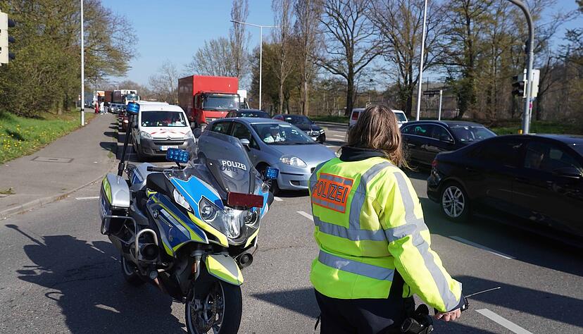 Wegen einer gro&szlig;en Feier zum Ende des muslimischen Fastenmonats Ramadan musste die Polizei den Verkehr regeln.