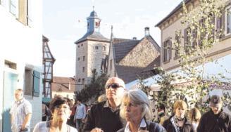 Tausende von Besuchern schlendern durch das historische Zentrum.