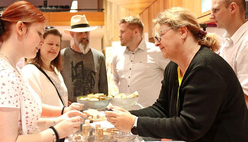 Es muss kein duales Studium, sondern kann auch eine Ausbildung sein, finden (v.l.) Jennifer, Tanja und Michael Stahl, nachdem sie sich mit Marcel Kühn, Ruth Knapp und Tobias Rally vom Unternehmen Gültig unterhalten haben.
Foto: Plückthun Es muss kein duales Studium, sondern kann auch eine Ausbildung sein, finden (v.l.) Jennifer, Tanja und Michael Stahl, nachdem sie sich mit Marcel Kühn, Ruth Knapp und Tobias Rally vom Unternehmen Gültig unterhalten haben.
Foto: Plückthun