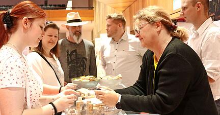 Es muss kein duales Studium, sondern kann auch eine Ausbildung sein, finden (v.l.) Jennifer, Tanja und Michael Stahl, nachdem sie sich mit Marcel Kühn, Ruth Knapp und Tobias Rally vom Unternehmen Gültig unterhalten haben.
Foto: Plückthun Es muss kein duales Studium, sondern kann auch eine Ausbildung sein, finden (v.l.) Jennifer, Tanja und Michael Stahl, nachdem sie sich mit Marcel Kühn, Ruth Knapp und Tobias Rally vom Unternehmen Gültig unterhalten haben.
Foto: Plückthun