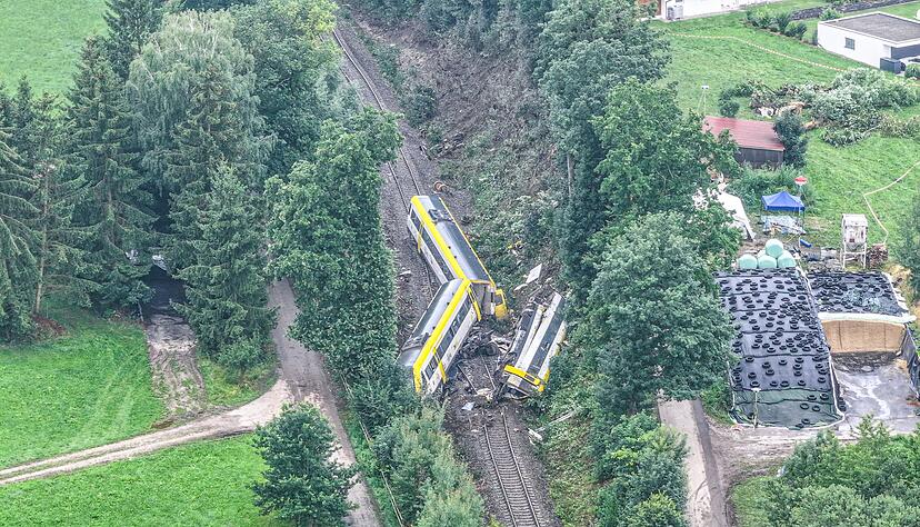 Am Morgen liefen die Bergungsarbeiten nach dem Zugunglück bei Riedlingen nach Plan, wie die Bahn mitteilte. Am Morgen liefen die Bergungsarbeiten nach dem Zugunglück bei Riedlingen nach Plan, wie die Bahn mitteilte.