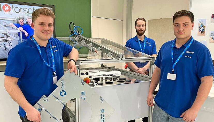 Eine Maschine, die Schutzfolie von Blechen l&ouml;st, hat dieses Trio erfunden. Die jungen M&auml;nner sind im zweiten Lehrjahr bei EBM-Papst in Mulfingen und haben sich f&uuml;r den Landeswettbewerb qualifiziert.