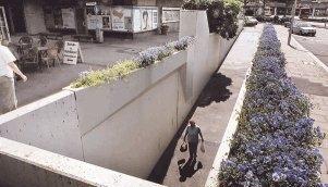 Beton und bepflanzte Blumenkästen werden ab Juli der Vergangenheit angehören. Die Postpassage wird sich dann aus dem Stadtbild verabschieden.Foto: Dittmar Dirks Beton und bepflanzte Blumenkästen werden ab Juli der Vergangenheit angehören. Die Postpassage wird sich dann aus dem Stadtbild verabschieden.Foto: Dittmar Dirks