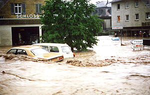 Reißende Fluten schossen im Mai 1978 durch den Ortskern von Obersulm-Affaltrach. Es entstand hoher Sachschaden. 
Fotos: Gemeinde Obersulm