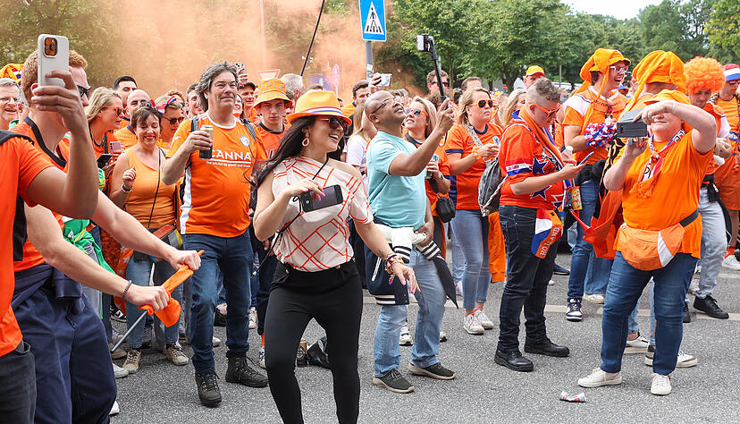 Niederländer feiern ausgelassen in Hamburg vor dem EM-Spiel gegen Polen.