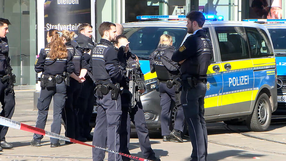 Nach Augenzeugenberichten soll der Mann mit seinem Wagen vom Friedrichsring kommend in die Planken gerast sein und auf Höhe des Paradeplatzes mehrere Passanten an- oder umgefahren haben.