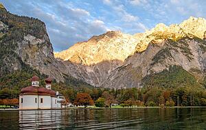 Postkartenidylle pur: Die Kapelle St. Bartholomä am Königssee.