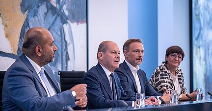 Der Koalitionsausschuss um Bundeskanzler Olaf Scholz (SPD, 2.v.l.) stellt die Verhandlungsergebnisse vor.