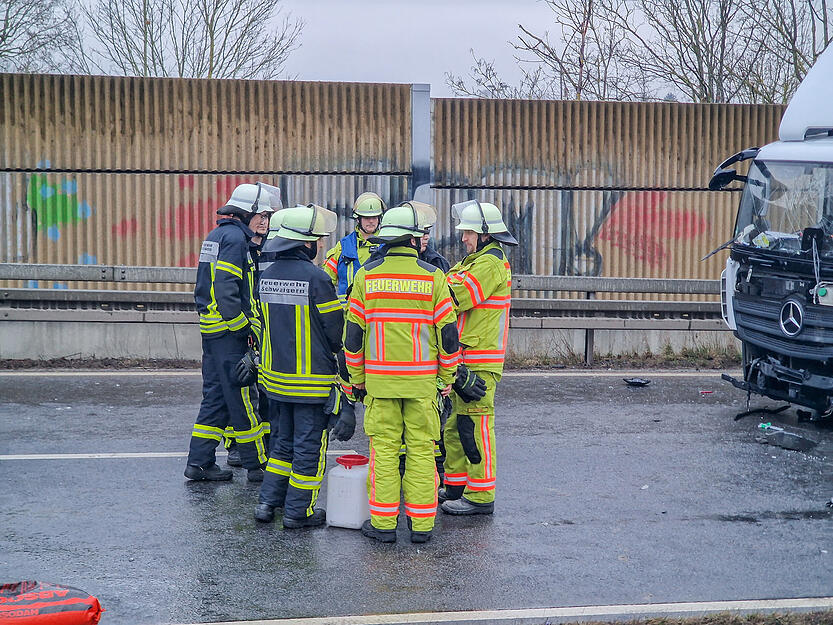 Rettungskräfte waren auf der B293 bei Schwaigern im Einsatz, nachdem ein BMW in einen Lkw gekracht ist. Rettungskräfte waren auf der B293 bei Schwaigern im Einsatz, nachdem ein BMW in einen Lkw gekracht ist.