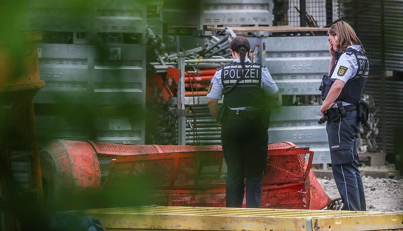 Einsatzkräfte der Polizei stehen auf der Hochbrücken-Baustelle neben einer Gondel. Beim Absturz einer Brückenbaugondel auf einer der größten Baustellen Baden-Württembergs sind drei Arbeiter ums Leben gekommen. Einsatzkräfte der Polizei stehen auf der Hochbrücken-Baustelle neben einer Gondel. Beim Absturz einer Brückenbaugondel auf einer der größten Baustellen Baden-Württembergs sind drei Arbeiter ums Leben gekommen.