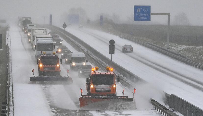 Zwei R&auml;umfahrzeuge des Winterdienstes fahren auf der Autobahn A12 nahe der Anschlussstelle M&uuml;llrose in Richtung Berlin.